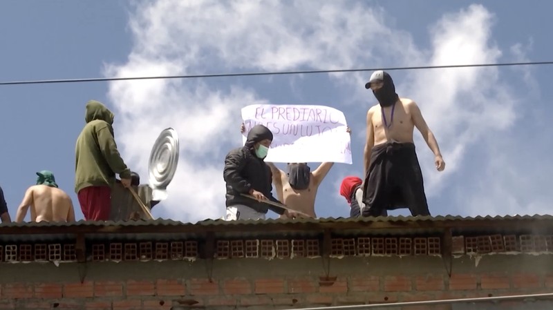Sejumlah narapidana di Penjara San Pedro, La Paz, Bolivia, menggelar aksi protes dengan naik ke atap gedung pada Selasa. Mereka menuntut pembayaran tunjangan makanan harian dari pemerintah yang sudah tertunggak selama enam bulan. (Tangkapan Layar Video Reuters/)
