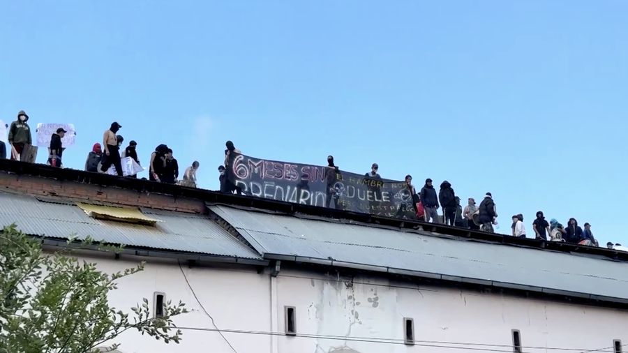 Sejumlah narapidana di Penjara San Pedro, La Paz, Bolivia, menggelar aksi protes dengan naik ke atap gedung pada Selasa. Mereka menuntut pembayaran tunjangan makanan harian dari pemerintah yang sudah tertunggak selama enam bulan. Sejumlah narapidana di Penjara San Pedro, La Paz, Bolivia, menggelar aksi protes dengan naik ke atap gedung pada Selasa. Mereka menuntut pembayaran tunjangan makanan harian dari pemerintah yang sudah tertunggak selama enam bulan. (Tangkapan Layar Video Reuters/)