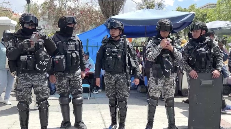Sejumlah narapidana di Penjara San Pedro, La Paz, Bolivia, menggelar aksi protes dengan naik ke atap gedung pada Selasa. Mereka menuntut pembayaran tunjangan makanan harian dari pemerintah yang sudah tertunggak selama enam bulan. Sejumlah narapidana di Penjara San Pedro, La Paz, Bolivia, menggelar aksi protes dengan naik ke atap gedung pada Selasa. Mereka menuntut pembayaran tunjangan makanan harian dari pemerintah yang sudah tertunggak selama enam bulan. (Tangkapan Layar Video Reuters/)