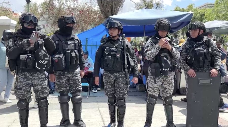 Sejumlah narapidana di Penjara San Pedro, La Paz, Bolivia, menggelar aksi protes dengan naik ke atap gedung pada Selasa. Mereka menuntut pembayaran tunjangan makanan harian dari pemerintah yang sudah tertunggak selama enam bulan. (Tangkapan Layar Video Reuters/)
