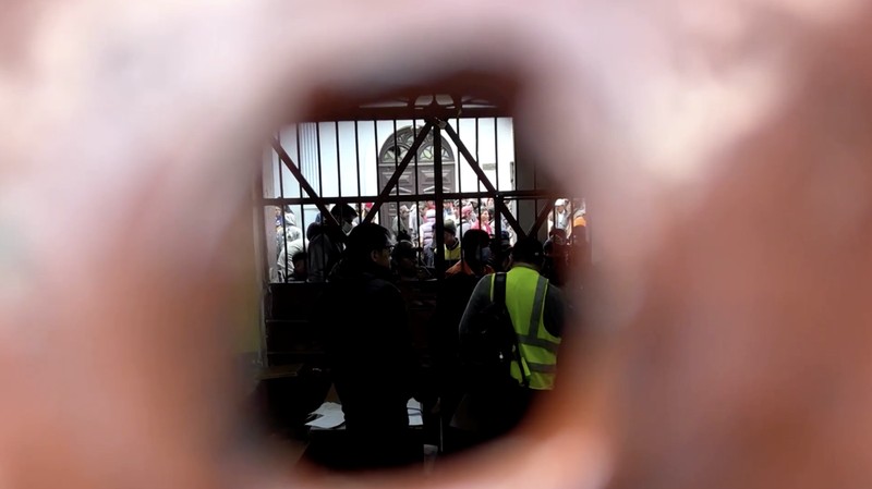 Sejumlah narapidana di Penjara San Pedro, La Paz, Bolivia, menggelar aksi protes dengan naik ke atap gedung pada Selasa. Mereka menuntut pembayaran tunjangan makanan harian dari pemerintah yang sudah tertunggak selama enam bulan. (Tangkapan Layar Video Reuters/)