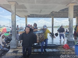 Banjir Surut, Warga Pengambengan Mulai Bersihkan Rumah dan Kembali Melaut