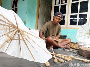 Kisah Asbani di Blitar Ubah Limbah Kayu Jadi Payung Kertas