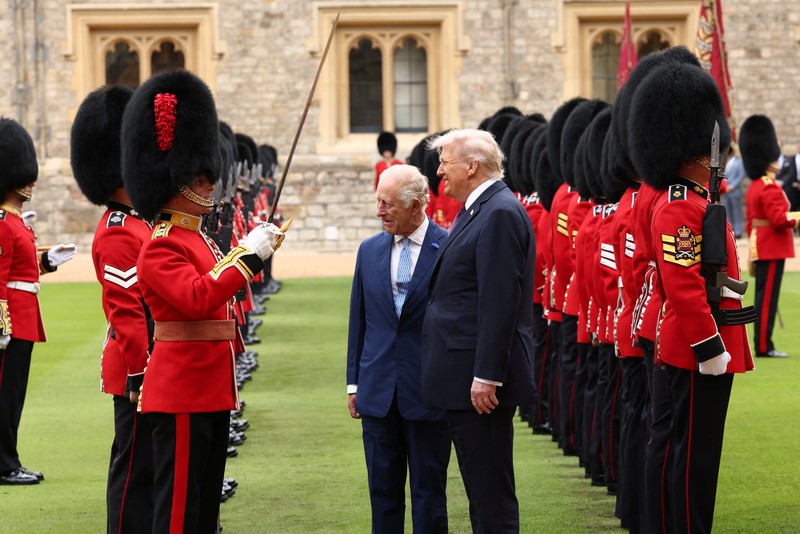 Presiden Donald Trump dan Raja Inggris Charles III meninjau Penjaga Kehormatan setelah kedatangan di Kastil Windsor di Windsor, Inggris, 17 September 2025. (Kirsty Wigglesworth/Pool via REUTERS)