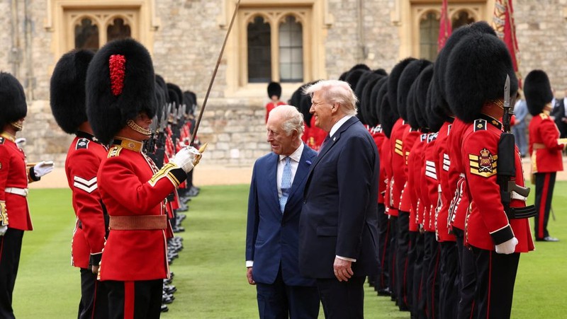 Presiden Donald Trump dan Raja Inggris Charles III meninjau Penjaga Kehormatan setelah kedatangan di Kastil Windsor di Windsor, Inggris, 17 September 2025. (Kirsty Wigglesworth/Pool via REUTERS)