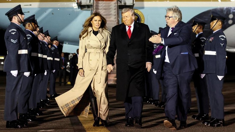 U.S. President Donald Trump and first lady Melania Trump disembark Air Force One as they arrive for their state visit to Britain, at London Stansted Airport near London, Britain, September 16, 2025. REUTERS/Chris Radburn