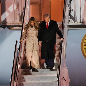 Detik-Detik Trump Tiba di Inggris Gandeng Melania Bertemu Charles III