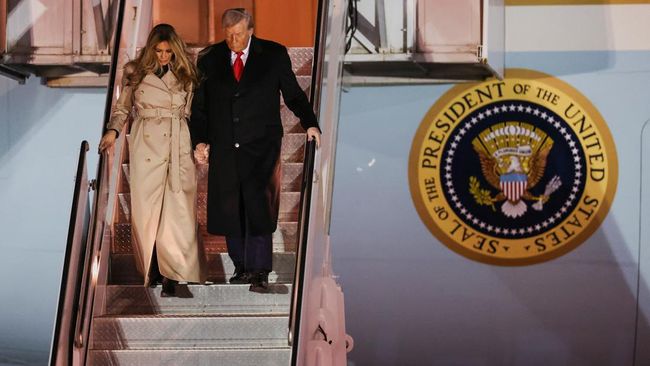 Detik-Detik Trump Tiba di Inggris Gandeng Melania Bertemu Charles III