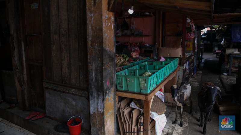 Aktivitas pedagang Pasar Lontar Kebon Melati di Kawasan Tanah Abang, Jakarta, Kamis (18/9/2025). (CNBC Indonesia/Faisal Rahman)