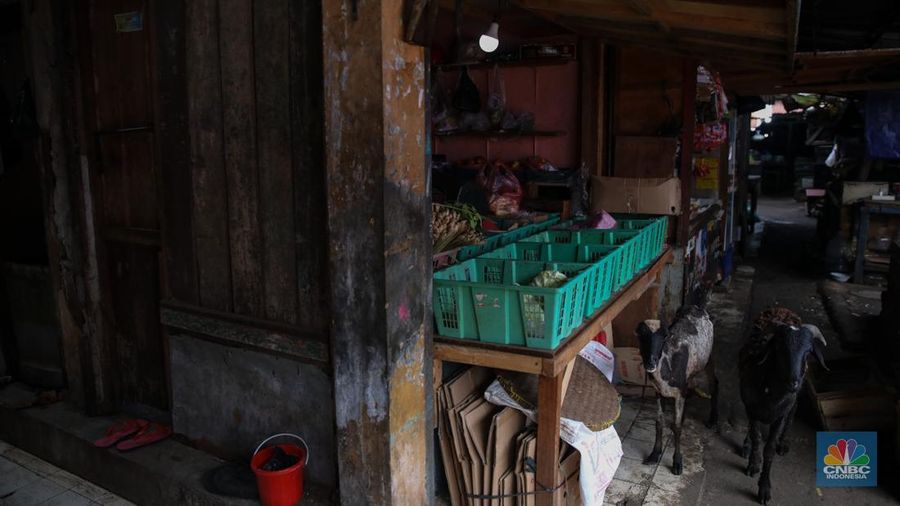 Aktivitas pedagang Pasar Lontar Kebon Melati di Kawasan Tanah Abang, Jakarta, Kamis (18/9/2025). (CNBC Indonesia/Faisal Rahman)