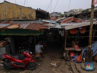 Aktivitas pedagang Pasar Lontar Kebon Melati di Kawasan Tanah Abang, Jakarta, Kamis (18/9/2025).(CNBC Indonesia/Faisal Rahman)