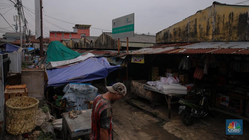 Aktivitas pedagang Pasar Lontar Kebon Melati di Kawasan Tanah Abang, Jakarta, Kamis (18/9/2025). (CNBC Indonesia/Faisal Rahman)