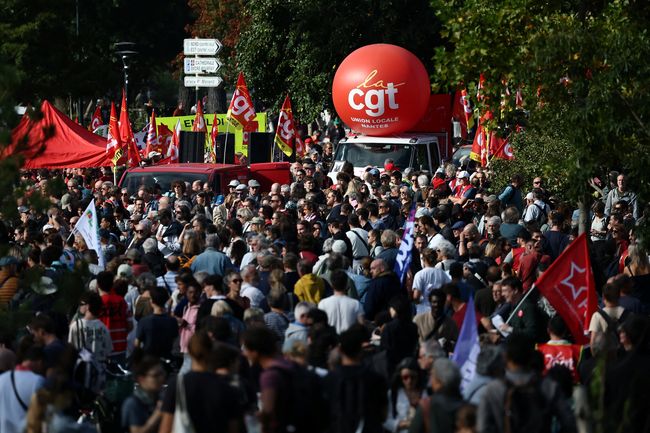 Balon serikat buruh CGT terlihat saat para pengunjuk rasa menghadiri demonstrasi di Nantes sebagai bagian dari aksi mogok dan protes nasional terhadap pemerintah dan pemotongan anggaran berikutnya, bersama para pendukung gerakan 