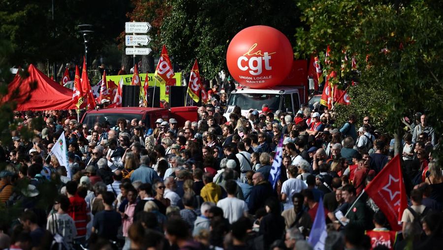 Balon serikat buruh CGT terlihat saat para pengunjuk rasa menghadiri demonstrasi di Nantes sebagai bagian dari aksi mogok dan protes nasional terhadap pemerintah dan pemotongan anggaran berikutnya, bersama para pendukung gerakan 