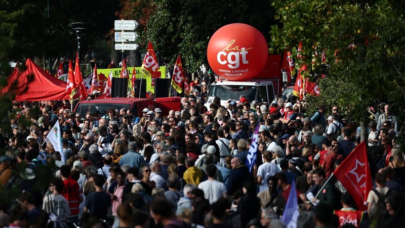Balon serikat buruh CGT terlihat saat para pengunjuk rasa menghadiri demonstrasi di Nantes sebagai bagian dari aksi mogok dan protes nasional terhadap pemerintah dan pemotongan anggaran berikutnya, bersama para pendukung gerakan 