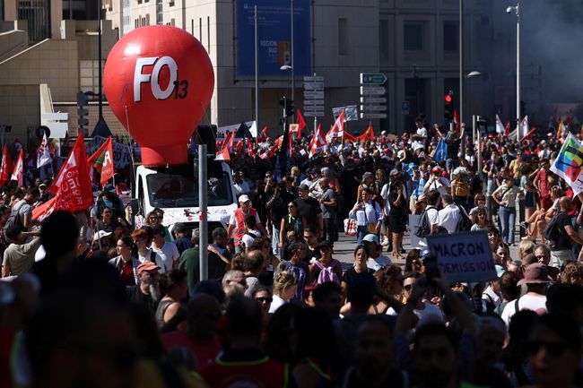 Balon serikat buruh CGT terlihat saat para pengunjuk rasa menghadiri demonstrasi di Nantes sebagai bagian dari aksi mogok dan protes nasional terhadap pemerintah dan pemotongan anggaran berikutnya, bersama para pendukung gerakan 
