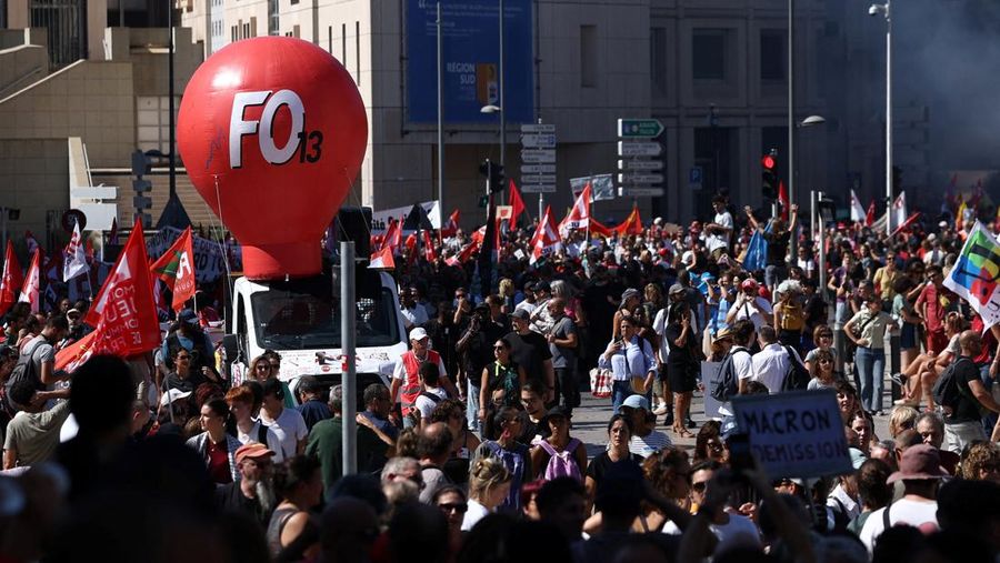 Balon serikat buruh CGT terlihat saat para pengunjuk rasa menghadiri demonstrasi di Nantes sebagai bagian dari aksi mogok dan protes nasional terhadap pemerintah dan pemotongan anggaran berikutnya, bersama para pendukung gerakan 