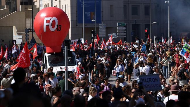 Prancis di Ambang Chaos! Demo Terbesar Pecah, 800.000 Warga Bergerak