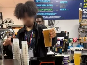 Viral! Pegawai Bar di Stadion Etihad Nekat Pakai Jersey Manchester United