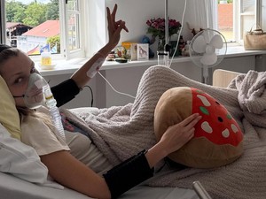 Supermodel Bella Hadid Bagikan Foto Dirawat di RS, Sakit Apa?