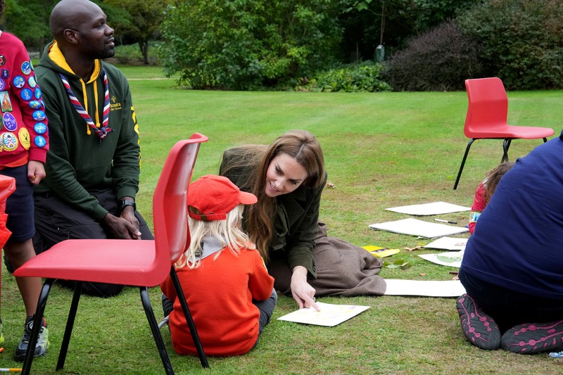 Ibu Negara AS Melania Trump dan Catherine dari Inggris, Putri Wales berinteraksi dengan anak-anak, yang merupakan bagian dari divisi Pramuka 