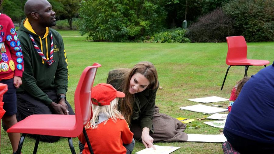 Ibu Negara AS Melania Trump dan Catherine dari Inggris, Putri Wales berinteraksi dengan anak-anak, yang merupakan bagian dari divisi Pramuka Ibu Negara AS Melania Trump dan Catherine dari Inggris, Putri Wales berinteraksi dengan anak-anak, yang merupakan bagian dari divisi Pramuka
