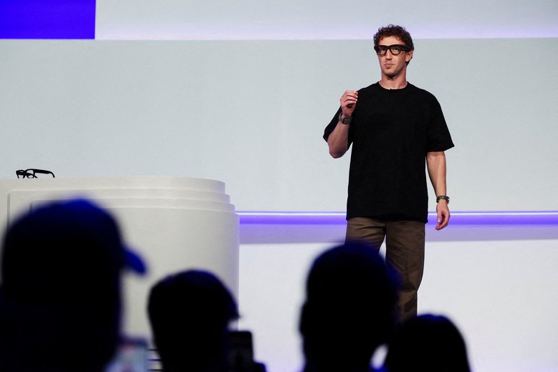 META PLATFORMS-VIRTUAL REALITY/ Meta CEO Mark Zuckerberg wears the Meta Ray-Ban Display glasses, as he delivers a speech presenting the new line of smart glasses, during the Meta Connect event at the company's headquarters in Menlo Park, California, U.S., September 17, 2025. REUTERS/Carlos Barria