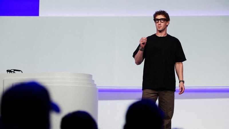 Meta CEO Mark Zuckerberg wears the Meta Ray-Ban Display glasses, as he delivers a speech presenting the new line of smart glasses, during the Meta Connect event at the company's headquarters in Menlo Park, California, U.S., September 17, 2025. REUTERS/Carlos Barria
