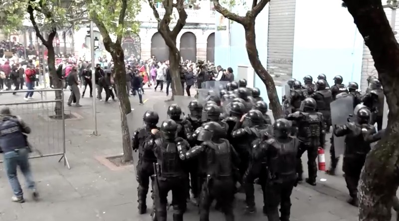 Demonstran bentrok dengan polisi dalam unjuk rasa yang memprotes kebijakan Presiden Daniel Noboa di Quito, Ekuador. (Reuters) Demonstran bentrok dengan polisi dalam unjuk rasa yang memprotes kebijakan Presiden Daniel Noboa di Quito, Ekuador. (Reuters)