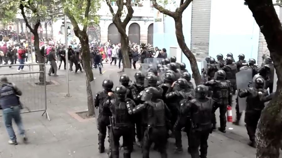 Demonstran bentrok dengan polisi dalam unjuk rasa yang memprotes kebijakan Presiden Daniel Noboa di Quito, Ekuador. (Reuters) Demonstran bentrok dengan polisi dalam unjuk rasa yang memprotes kebijakan Presiden Daniel Noboa di Quito, Ekuador. (Reuters)