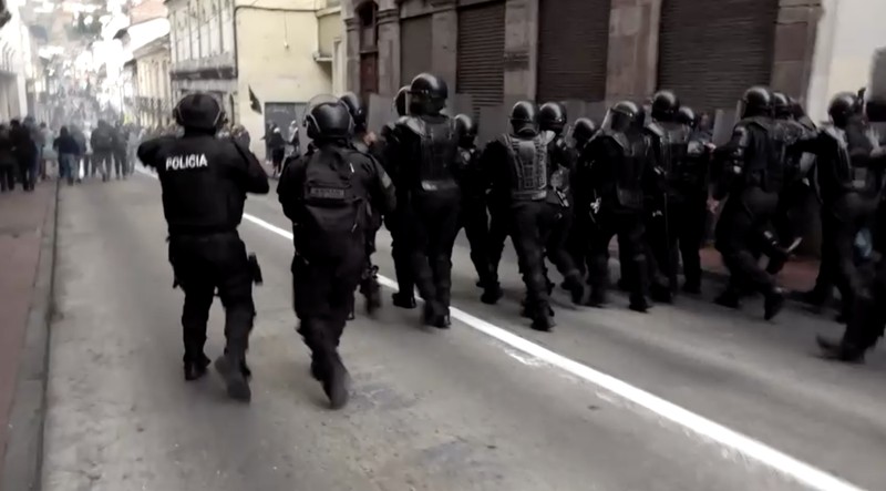 Demonstran bentrok dengan polisi dalam unjuk rasa yang memprotes kebijakan Presiden Daniel Noboa di Quito, Ekuador. (Reuters)