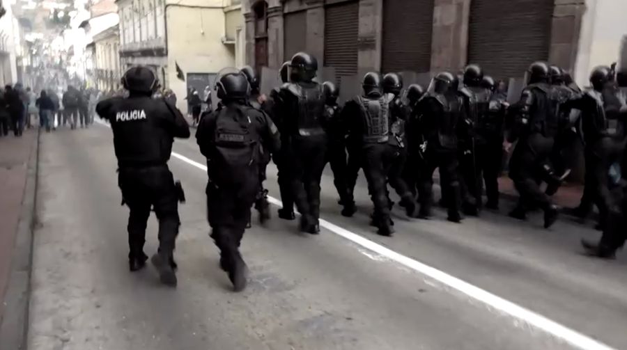 Demonstran bentrok dengan polisi dalam unjuk rasa yang memprotes kebijakan Presiden Daniel Noboa di Quito, Ekuador. (Reuters)