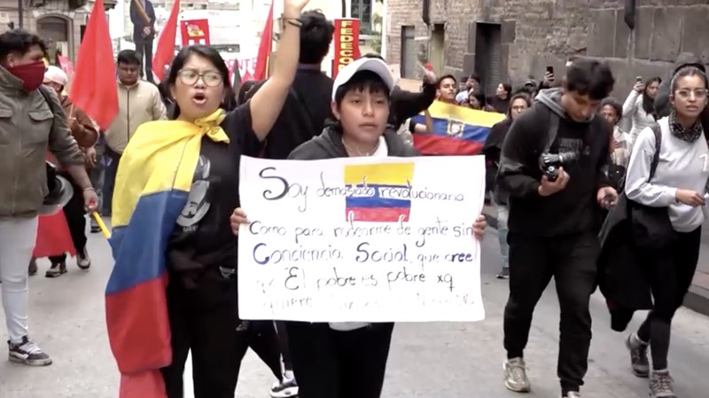 Demonstran bentrok dengan polisi dalam unjuk rasa yang memprotes kebijakan Presiden Daniel Noboa di Quito, Ekuador. (Reuters)