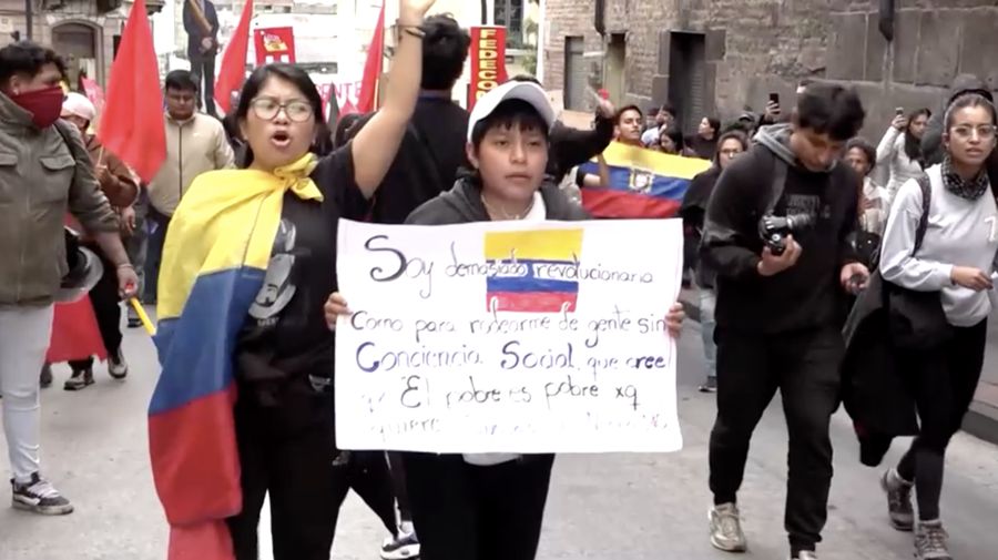 Demonstran bentrok dengan polisi dalam unjuk rasa yang memprotes kebijakan Presiden Daniel Noboa di Quito, Ekuador. (Reuters) Demonstran bentrok dengan polisi dalam unjuk rasa yang memprotes kebijakan Presiden Daniel Noboa di Quito, Ekuador. (Reuters)