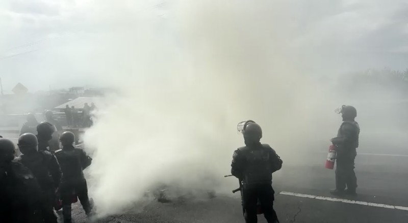 Demonstran bentrok dengan polisi dalam unjuk rasa yang memprotes kebijakan Presiden Daniel Noboa di Quito, Ekuador. (Reuters) Demonstran bentrok dengan polisi dalam unjuk rasa yang memprotes kebijakan Presiden Daniel Noboa di Quito, Ekuador. (Reuters)