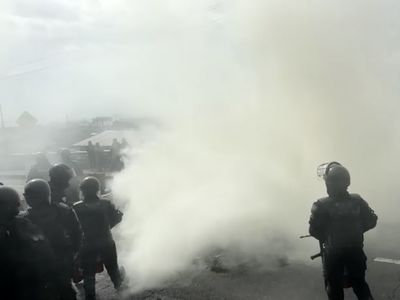 Chaos Demo soal Kenaikan Harga BBM, Massa Paksa Presiden Keluar