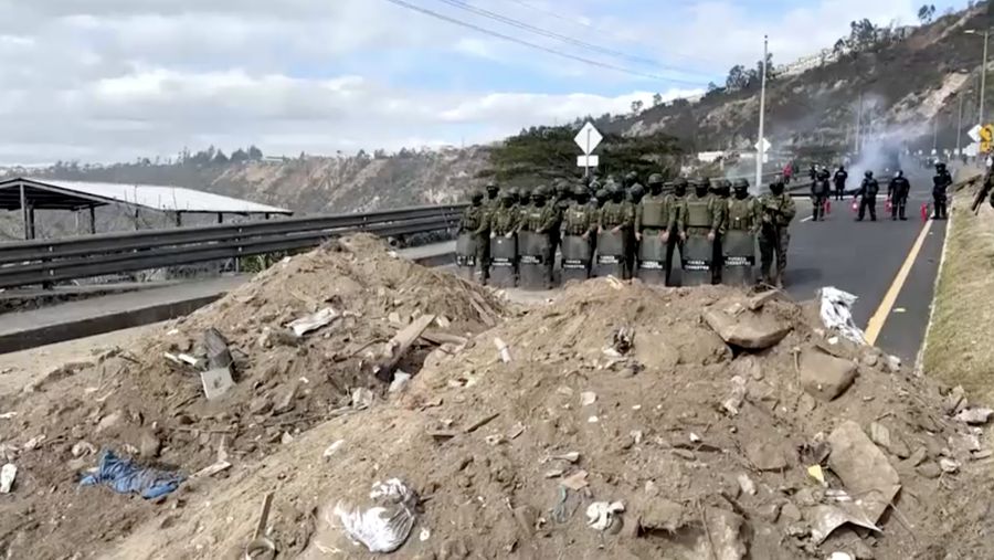 Demonstran bentrok dengan polisi dalam unjuk rasa yang memprotes kebijakan Presiden Daniel Noboa di Quito, Ekuador. (Reuters)