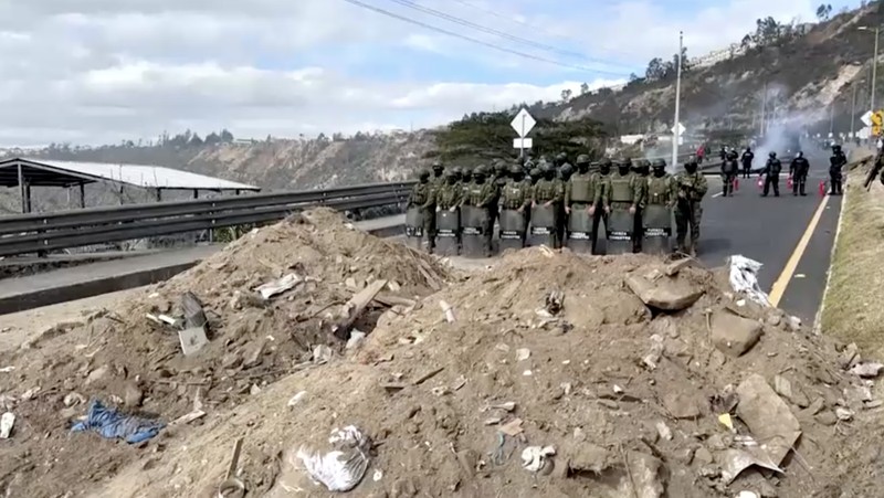 Demonstran bentrok dengan polisi dalam unjuk rasa yang memprotes kebijakan Presiden Daniel Noboa di Quito, Ekuador. (Reuters)