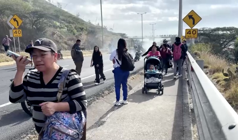 Demonstran bentrok dengan polisi dalam unjuk rasa yang memprotes kebijakan Presiden Daniel Noboa di Quito, Ekuador. (Reuters)