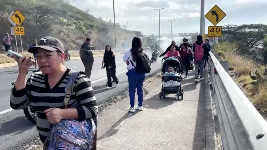 Demonstran bentrok dengan polisi dalam unjuk rasa yang memprotes kebijakan Presiden Daniel Noboa di Quito, Ekuador. (Reuters) Demonstran bentrok dengan polisi dalam unjuk rasa yang memprotes kebijakan Presiden Daniel Noboa di Quito, Ekuador. (Reuters)