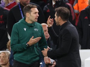 Video Berantem dengan Fans Liverpool-Dikartu Merah, Simeone Ngaku Dihina