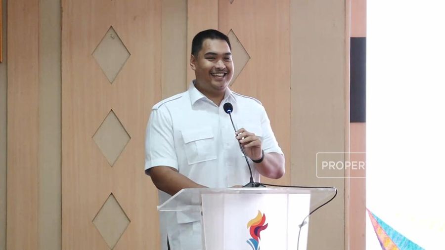 Dito Ariotedjo usai resmi mengakhiri masa jabatannya sebagai Menpora menyapa sejumlah mantan Menpora yang hadir di Kantor Kemenpora.