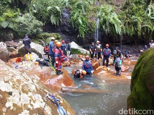 Sukarnya Evakuasi Jenazah yang Tersangkut di Dasar Curug Seribu Bogor