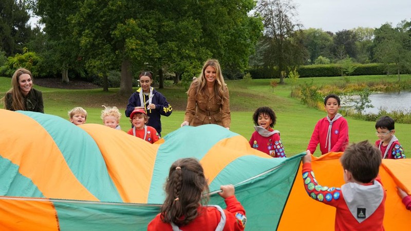 Ibu Negara AS Melania Trump dan Catherine dari Inggris, Putri Wales berinteraksi dengan anak-anak, yang merupakan bagian dari divisi Pramuka 