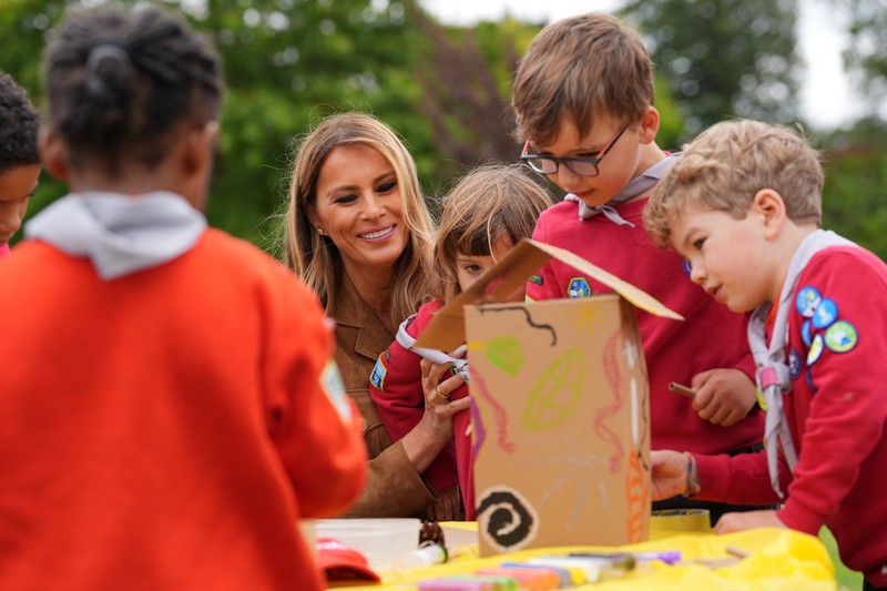 Ibu Negara AS Melania Trump dan Catherine dari Inggris, Putri Wales berinteraksi dengan anak-anak, yang merupakan bagian dari divisi Pramuka Ibu Negara AS Melania Trump dan Catherine dari Inggris, Putri Wales berinteraksi dengan anak-anak, yang merupakan bagian dari divisi Pramuka