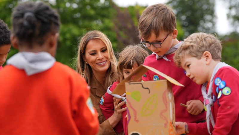 Ibu Negara AS Melania Trump dan Catherine dari Inggris, Putri Wales berinteraksi dengan anak-anak, yang merupakan bagian dari divisi Pramuka 