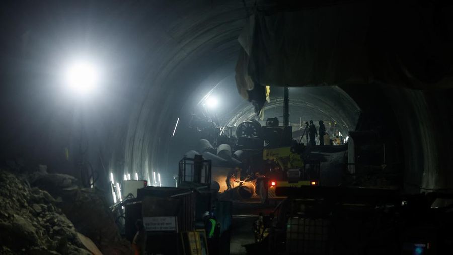 Tim penyelamat beroperasi setelah para pekerja terjebak dalam runtuhnya terowongan yang sedang dibangun, di Uttarkashi, di negara bagian utara Uttarakhand, India, 26 November 2023. (REUTERS/Francis Mascarenhas/Ilustrasi)