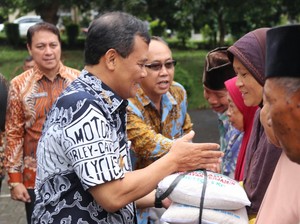 Bantu Kelompok Rentan di Jateng, Ahmad Luthfi Bagi 6 Ton Beras untuk 600 Orang