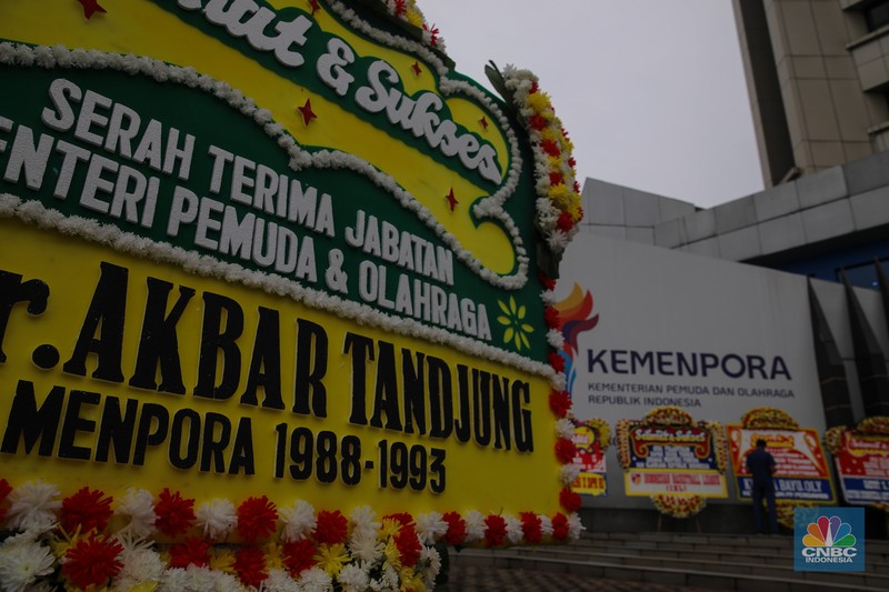 Karangan bunga mulai membanjiri Kantor Menteri Pemuda dan Olahraga Republik Indonesia Kemenpora RI Jakarta jelang serah terima jabatan, Kamis (18/2025). (CNBC Indonesia/Faisal Rahman)