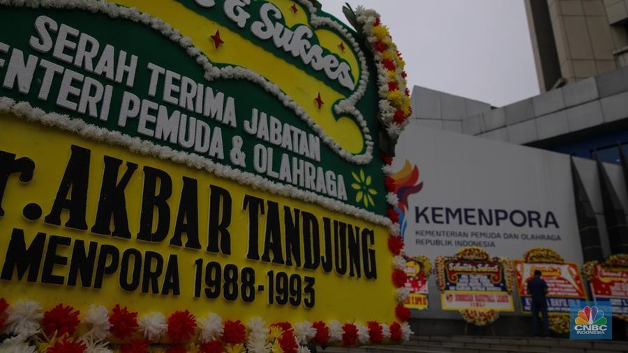 Karangan bunga mulai membanjiri Kantor Menteri Pemuda dan Olahraga Republik Indonesia Kemenpora RI Jakarta jelang serah terima jabatan, Kamis (18/2025). (CNBC Indonesia/Faisal Rahman)
